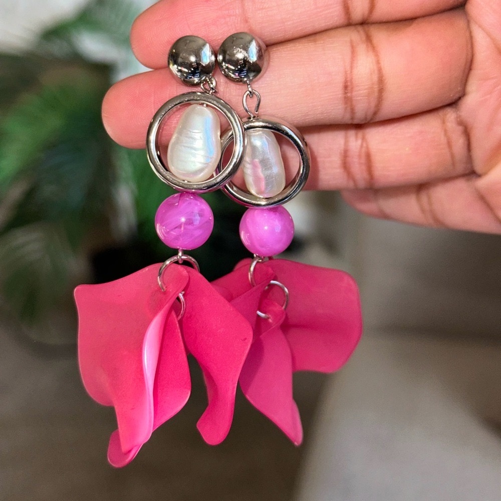 NWT Floral Pink Rose Petal & White Pearl Dangly Earrings - Picture 3 of 5